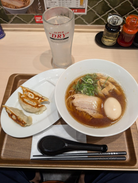 「味玉醤油ラーメン＋餃子3個＋レモンサワー」@松太郎 新宿小滝橋通り店の写真