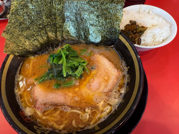 「ラーメン(脂多め)+海苔+ライス」@家系ラーメン大﨑家 末広町店の写真
