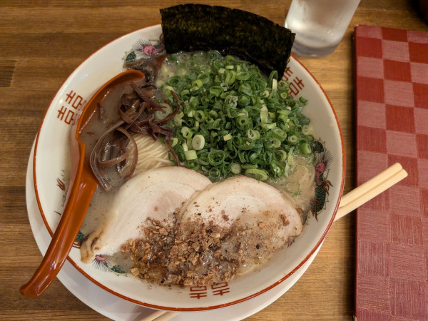「熊本玉名ラーメン+ネギ」@濃厚豚骨 くまめん 神田店の写真