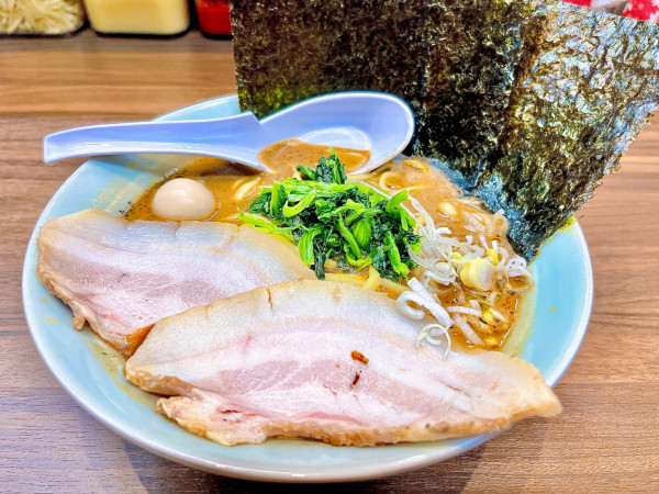 「黒味噌胡麻らーめん（600円）、焼豚（CP）」@つくば魂心家の写真