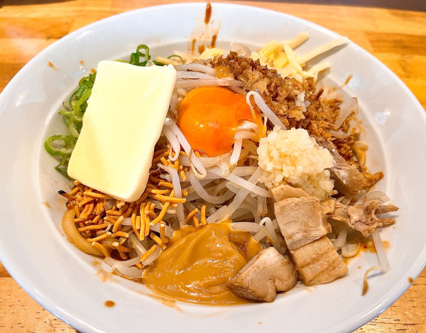 「よろず流まぜそば　味噌（1188円）バター（CP）」@蔵味噌らぁめん よろず 真岡店の写真