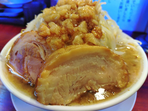 「ラーメン、全マシ、卓上ニンニクうりゃおい」@麺 五六の写真