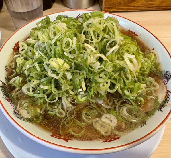 「チャーシュー麺＋九条ねぎ＋ライス（小）」@本家 第一旭 新宿店の写真