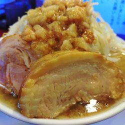 ラーメン、全マシ、卓上ニンニクうりゃおい