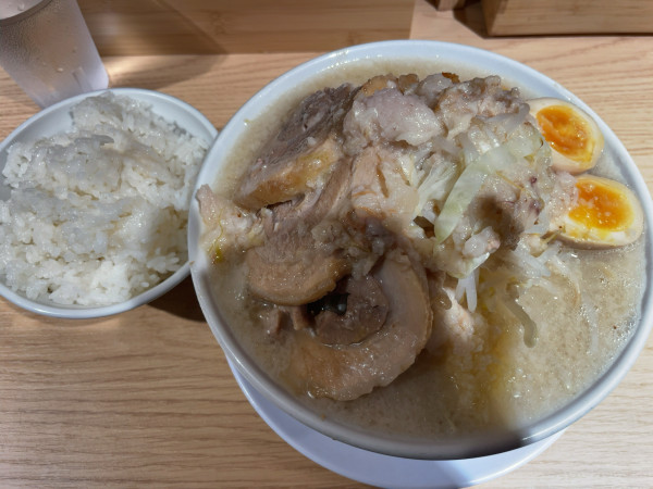 「塩ラーメン+チャーシュー2枚+味玉+ライス」@ラーメン豚の子の写真