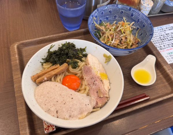 「【夏季限定】冷やしとろろ玉子まぜそば＋ネギチャーシュー」@つけめん さなだの写真