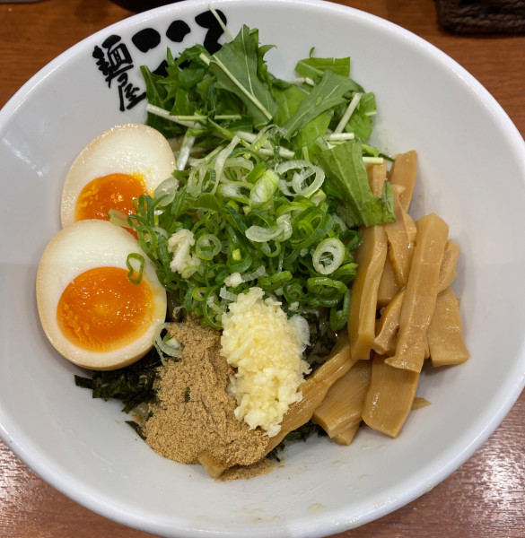 「【期間限定】冷やしまぜそば(塩) 1000円」@麺屋こころ 六角橋店の写真