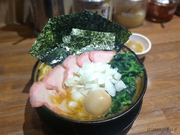 「王道ラーメン 大盛（＋チャーシュー３枚＋玉ねぎ＋ほうれん草）」@王道家直伝 心道家の写真