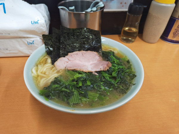 「ラーメン➕ほうれん草」@横浜らーめん 武蔵家 綾瀬店の写真