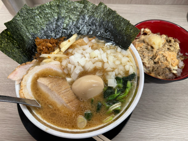 「との丸ラーメン+玉ねぎ+チャーシューまぶし」@王道家直伝 との丸家 越谷店の写真