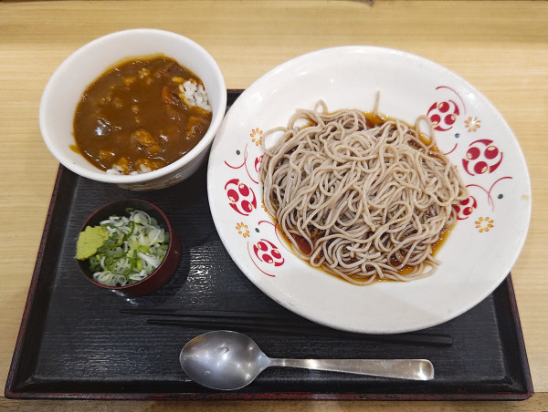 「冷たいそば（ぶっかけ）ミニカレー丼セット」@いろり庵きらく 蘇我店の写真
