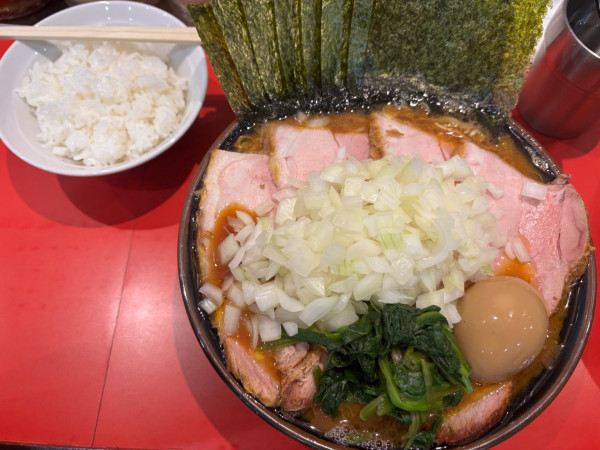 「チャーシュー麺+海苔+味玉+玉葱+ライス」@横浜家系ラーメン 駒岡家の写真