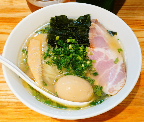 「【夏期限定】味玉冷やし貝塩らーめん＋わかめ＋ビール」@らーめん 改の写真