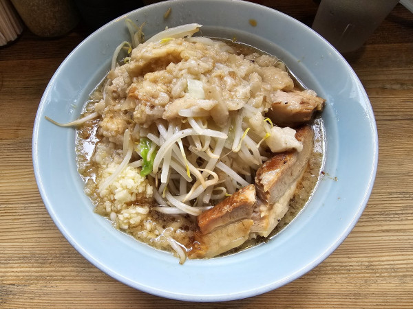 「醤油（S）ニンニクアブラ　840円」@ラーメン マシンガンの写真
