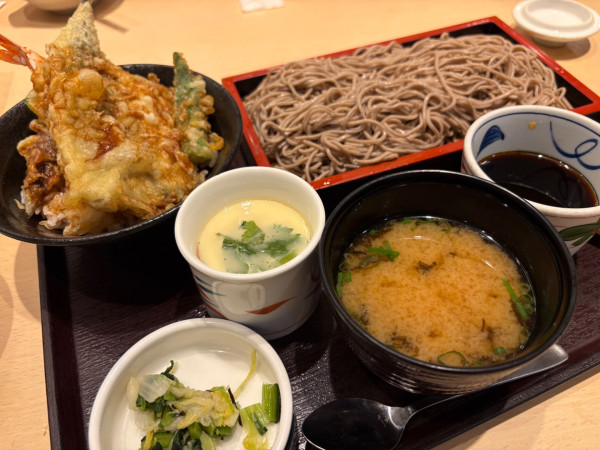 「小さんま天丼と二八そばせいろそば 1529円 他」@華屋与兵衛 飛田給店の写真