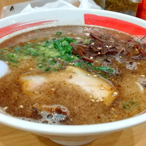 「#黒マー油らーめん #590円 #替玉 #100円」@らーめん やま勝の写真