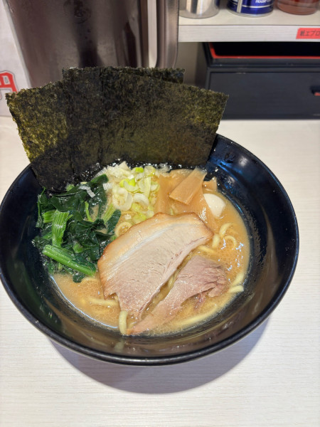 「豚骨醤油ラーメン」@ゴル麺 横浜本店の写真