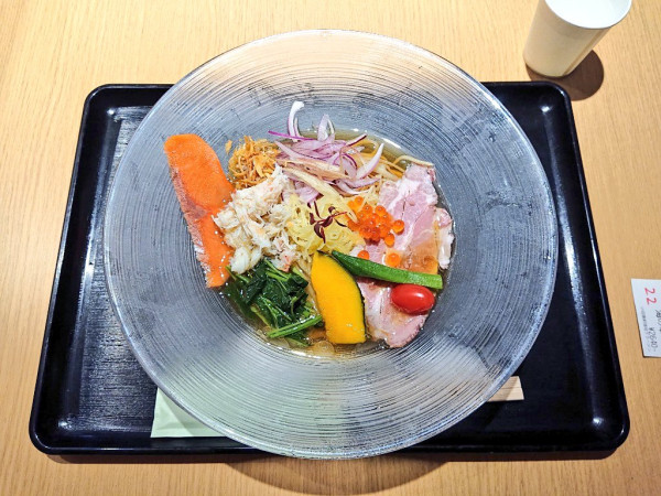 「[純麦×ネコゴオリ]彩ニボコン海の幸入り」@#新宿地下ラーメンの写真