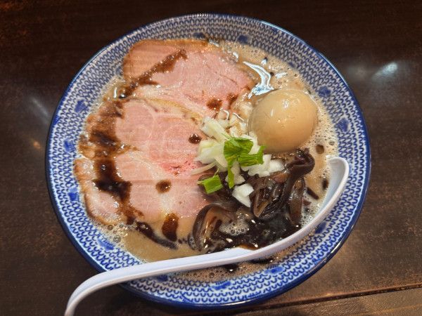 「濃厚ラーメン940円+開店特典味玉.叉焼+1枚.マー油」@中野麺店の写真