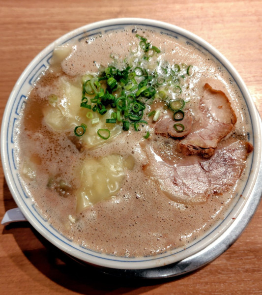 「ワンタンメン 1080円 半チャーハン 380円」@三代目 博多 だるま アクアシティお台場店の写真