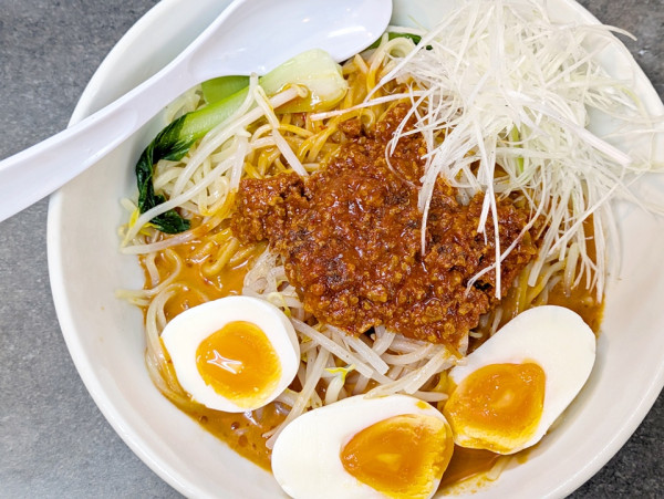 「冷やし担々麺＋半熟玉子」@ハッスルラーメンホンマ 亀戸本店の写真
