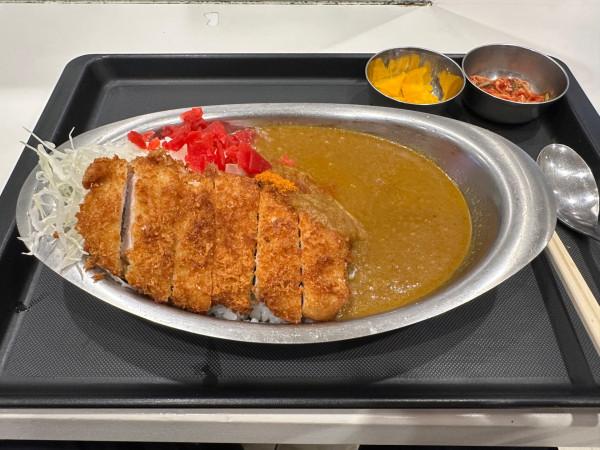 「ロースカツカレー（中盛・220g・中辛・小鉢2皿）930円」@ラッキー食堂ぐんま軒の写真