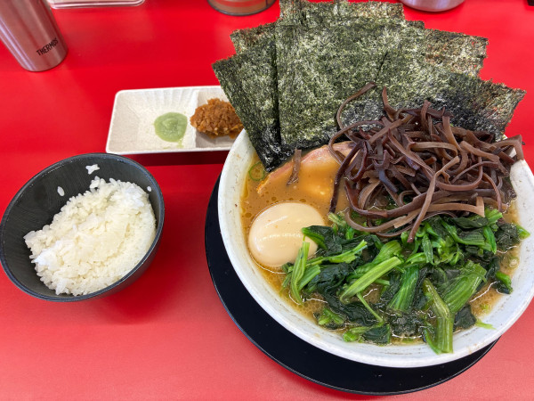 「直伝ラーメン　SNSキクラゲ」@家系ラーメン王道家直伝 との丸家 松飛台店の写真