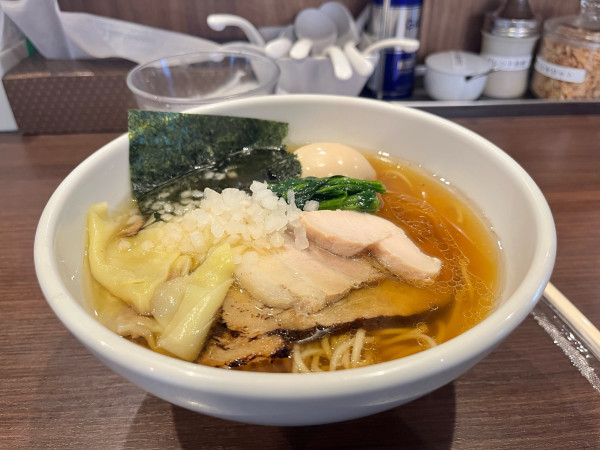 「特製淡麗煮干しそば」@自家製麺 まかないへきるの写真