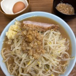 ラーメン300g、野菜普通、アブラマシ、生卵