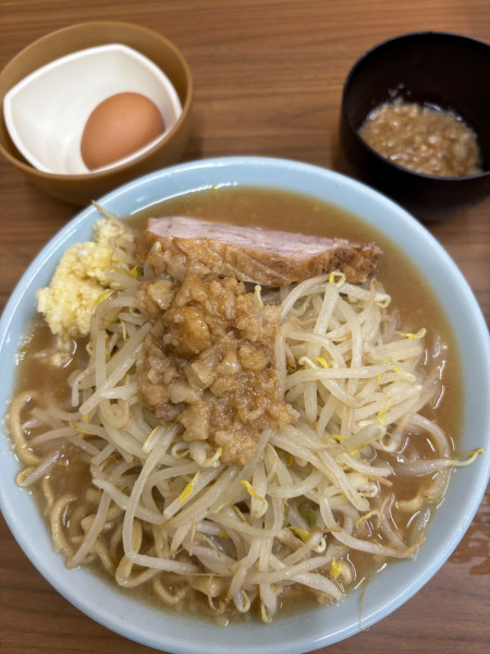 「ラーメン300g、野菜普通、アブラマシ、生卵」@俺の生きる道 千葉駅店の写真