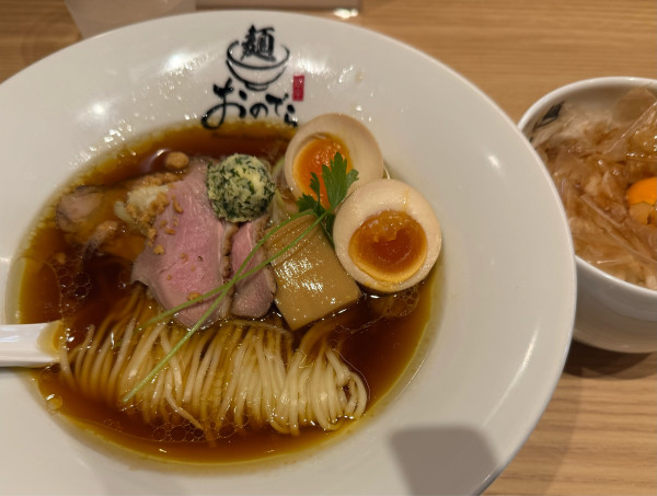 「特製ラーメン+まぐろ節の月見ご飯」@麺 銀座おのでら 本店の写真