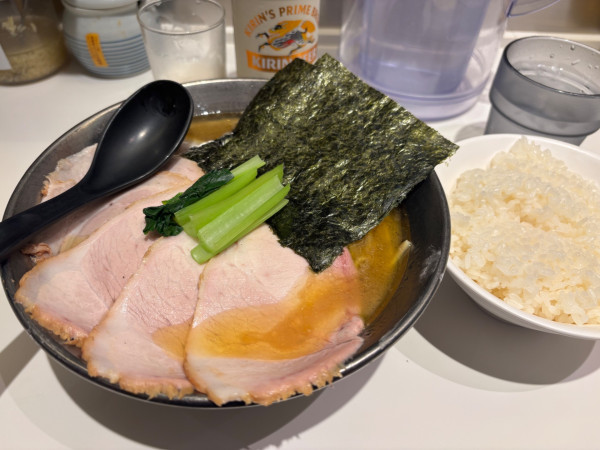 「キリン一番搾り小瓶〜中盛チャーシューメンかためおおめ　ライス」@家系ラーメン 革新家 TOKYOの写真