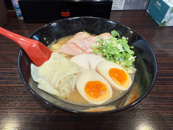 「贅沢　黒いトンコツ」@中華そば 糸の写真