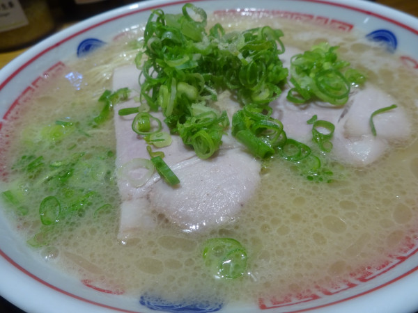 「豚骨らーめん　900円」@豚骨ラーメン そらのいろ 麹町本舗の写真