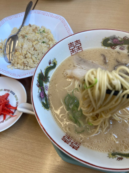 「豚骨ラーメン　半チャーハン850」@博多金龍 大州店の写真