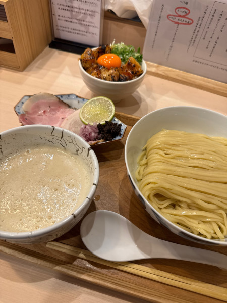 「濃厚鶏白湯つけ、旨辛牛ホルモン丼」@make noodle かしぐの写真