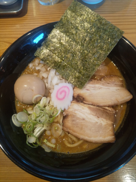 「濃厚にぼしカレーらーめん（味玉付き）」@こだわり麺工房 たごの写真