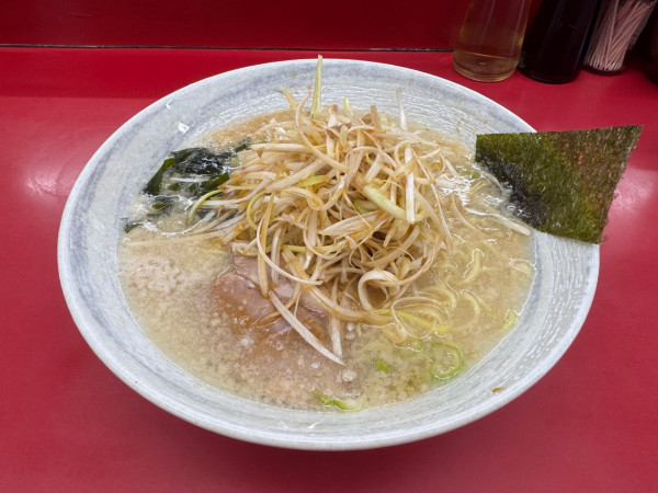 「ねぎラーメン（脂多め）＋ねぎ追加」@ニューラーメンショップの写真