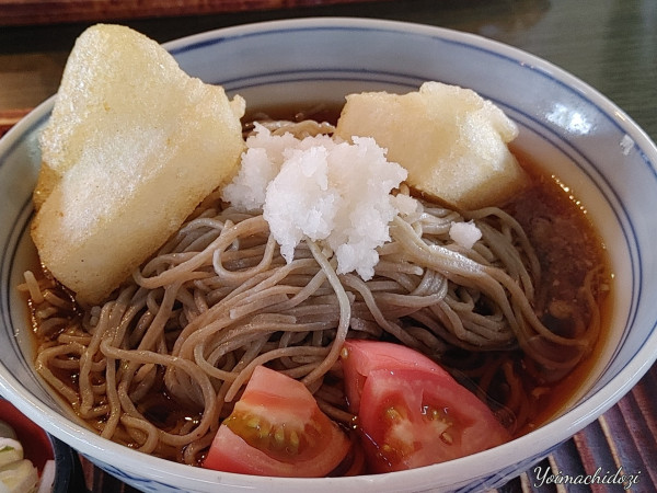 「冷しあげ餅ぶっかけそば（1,100円）」@どんまいじゃんの写真