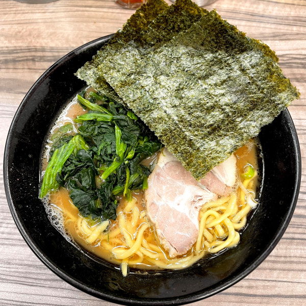「ホーレン草ラーメン 小ライス(無料)」@家系らーめん 武蔵家 川越店の写真
