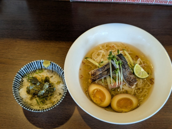 「夏季限定炙りしめ鯖冷やし塩そばわさび飯付」@中華そば 1011の写真