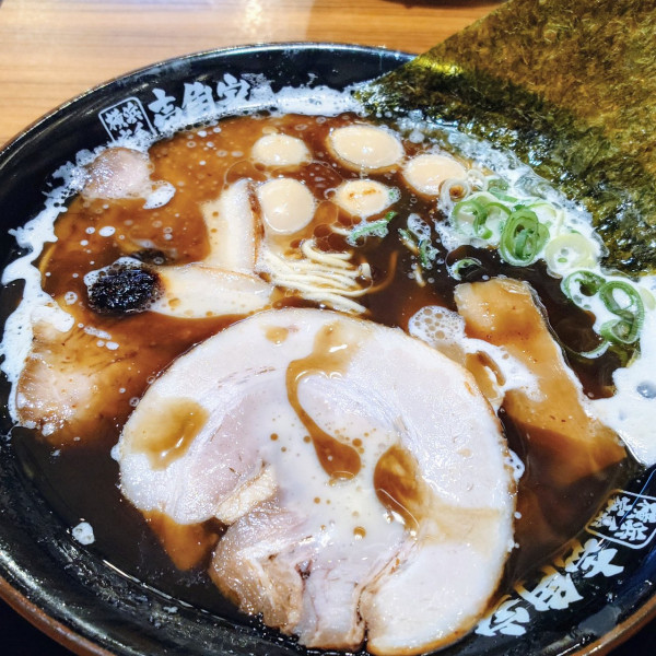 「黒とんこつラーメン」@横浜家系ラーメン 壱角家 芝公園店の写真