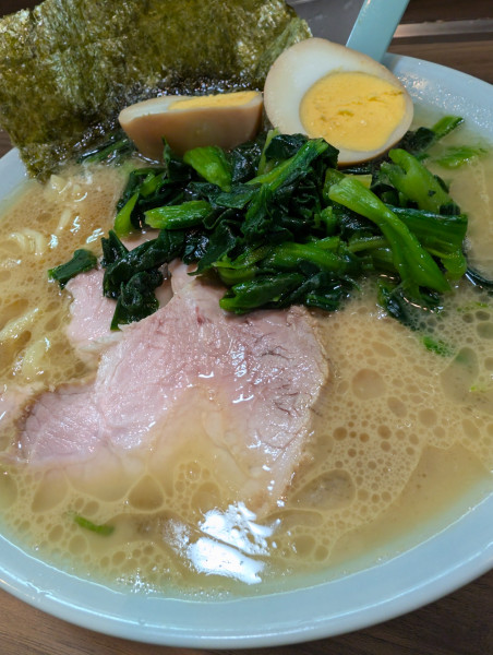 「ラーメン・チャーシュー＆味付玉子＆ほうれん草増し」@横浜らーめん 本牧家 横須賀店の写真