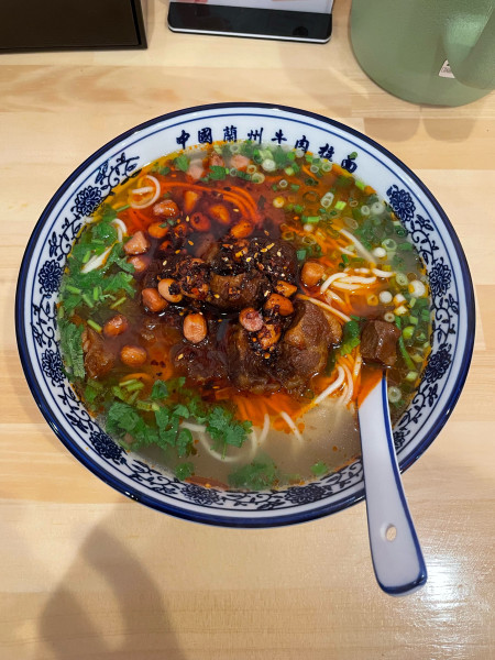 「麻辣牛肉ラーメン　平麺(980円)」@大盛 蘭州牛肉面の写真