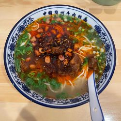 麻辣牛肉ラーメン　平麺(980円)