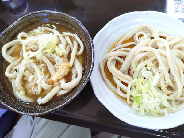 「かけうどん＋冷しうどんの食べ比べセット」@くれちうどんの写真