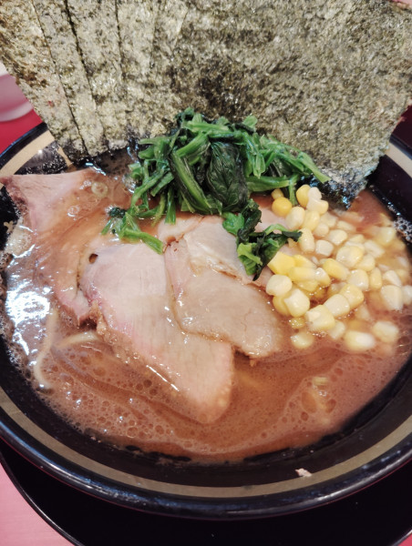 「ラーメン並  ＋海苔 ＋フォロワーサービス「コーン」」@家系ラーメン大﨑家 末広町店の写真