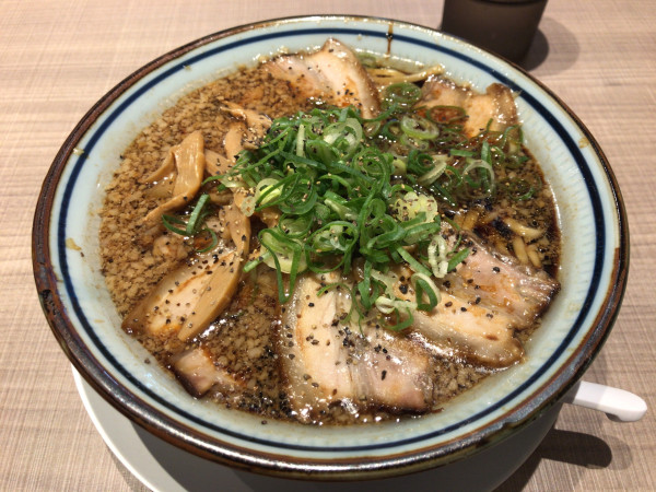 「ブラック肉そば(背脂)+替え玉サービス 990円」@肉そば 藍の写真