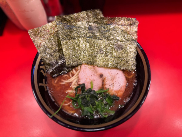 「ラーメン(並)味薄め 900円＊オープン特価500円」@横濱家系ラーメン 十代目野中家の写真