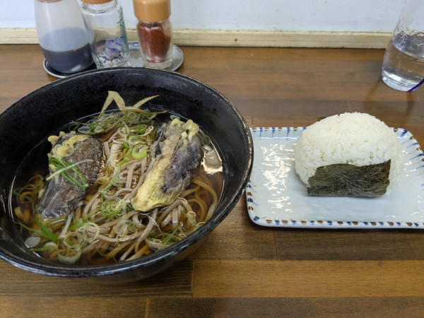 「かけそば350円+野菜天・なす50円+おにぎり・梅150円」@立喰い 田の写真
